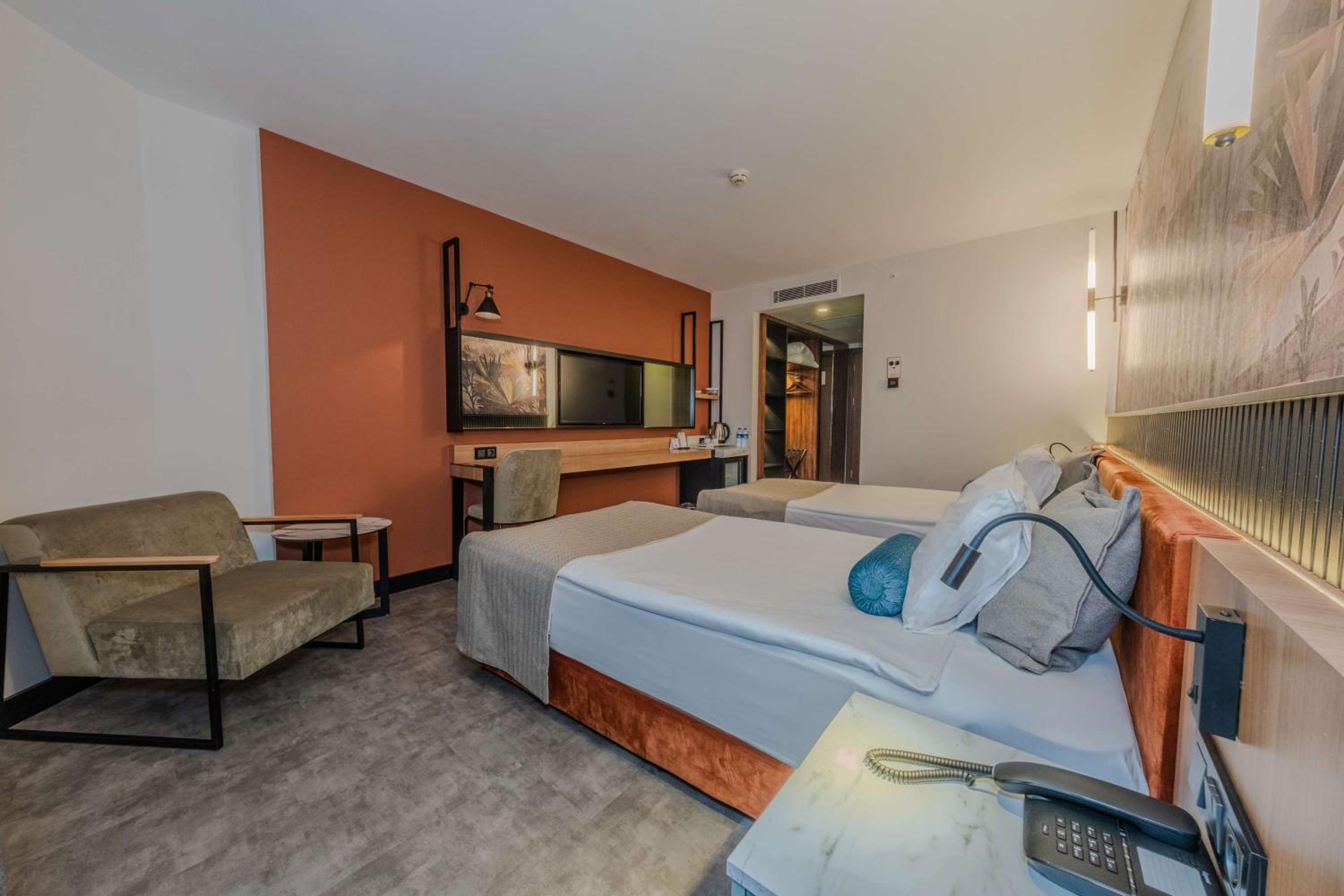 Best Western Plus Khan Hotel - Image 45