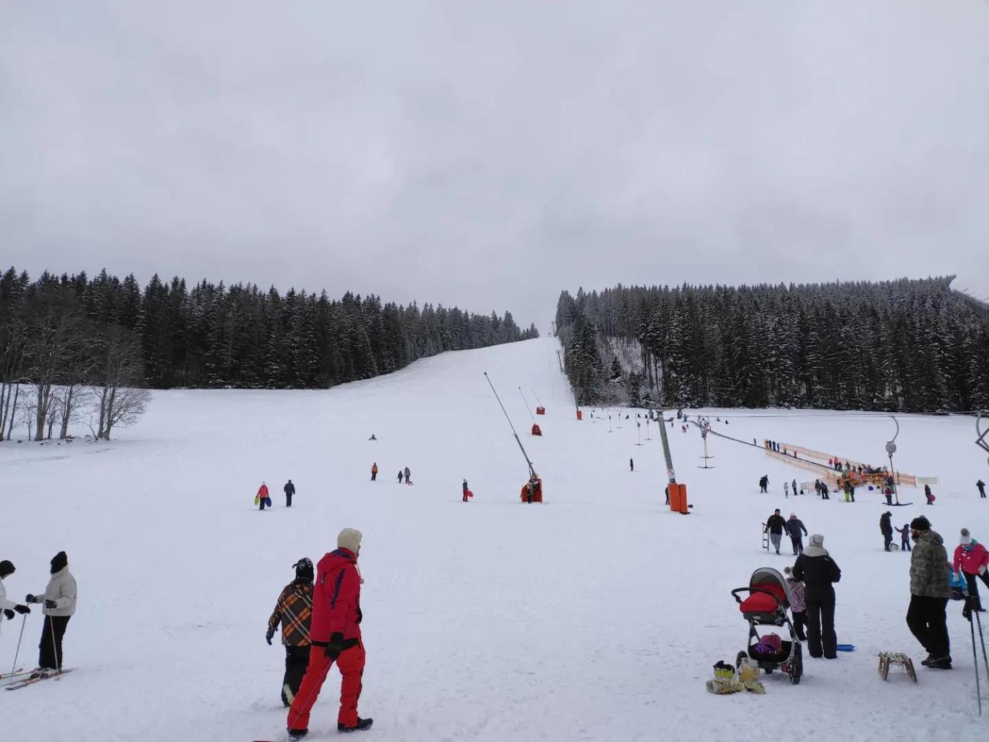 Perfekte Lage zwischen Skipisten und Badeseen