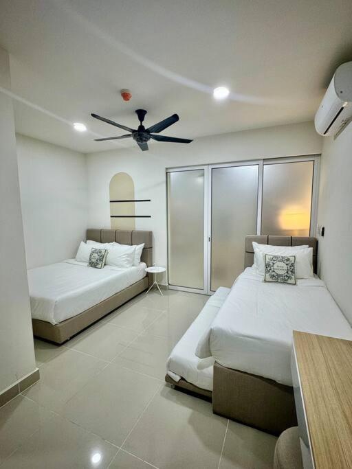 The Shore Suite seaview balcony Free Wifi photo 2