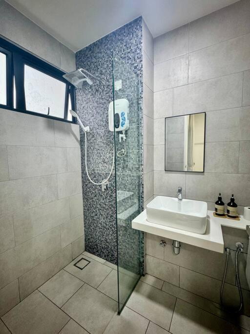 The Shore Suite seaview balcony Free Wifi photo 3