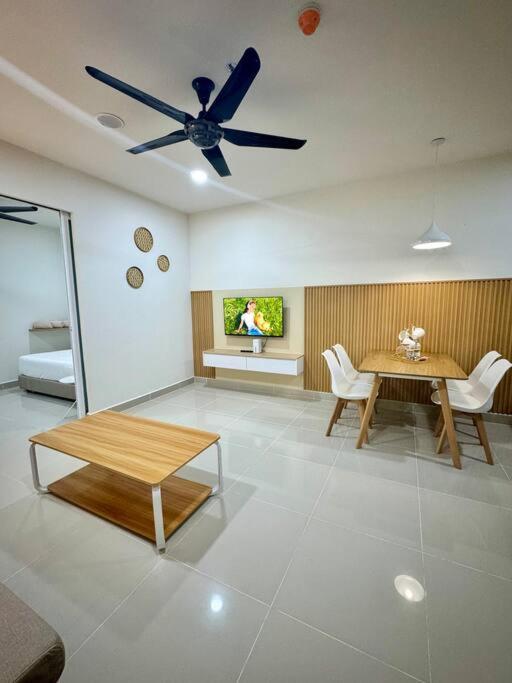 The Shore Suite seaview balcony Free Wifi photo 5