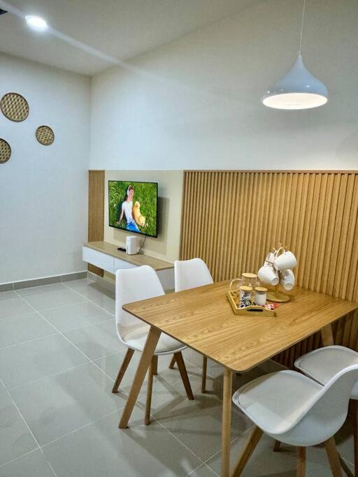 The Shore Suite seaview balcony Free Wifi view 2