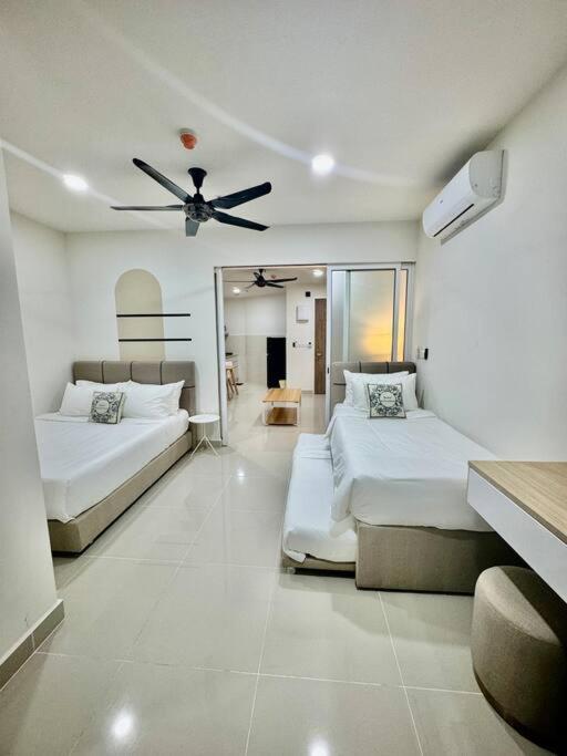 The Shore Suite seaview balcony Free Wifi view 4