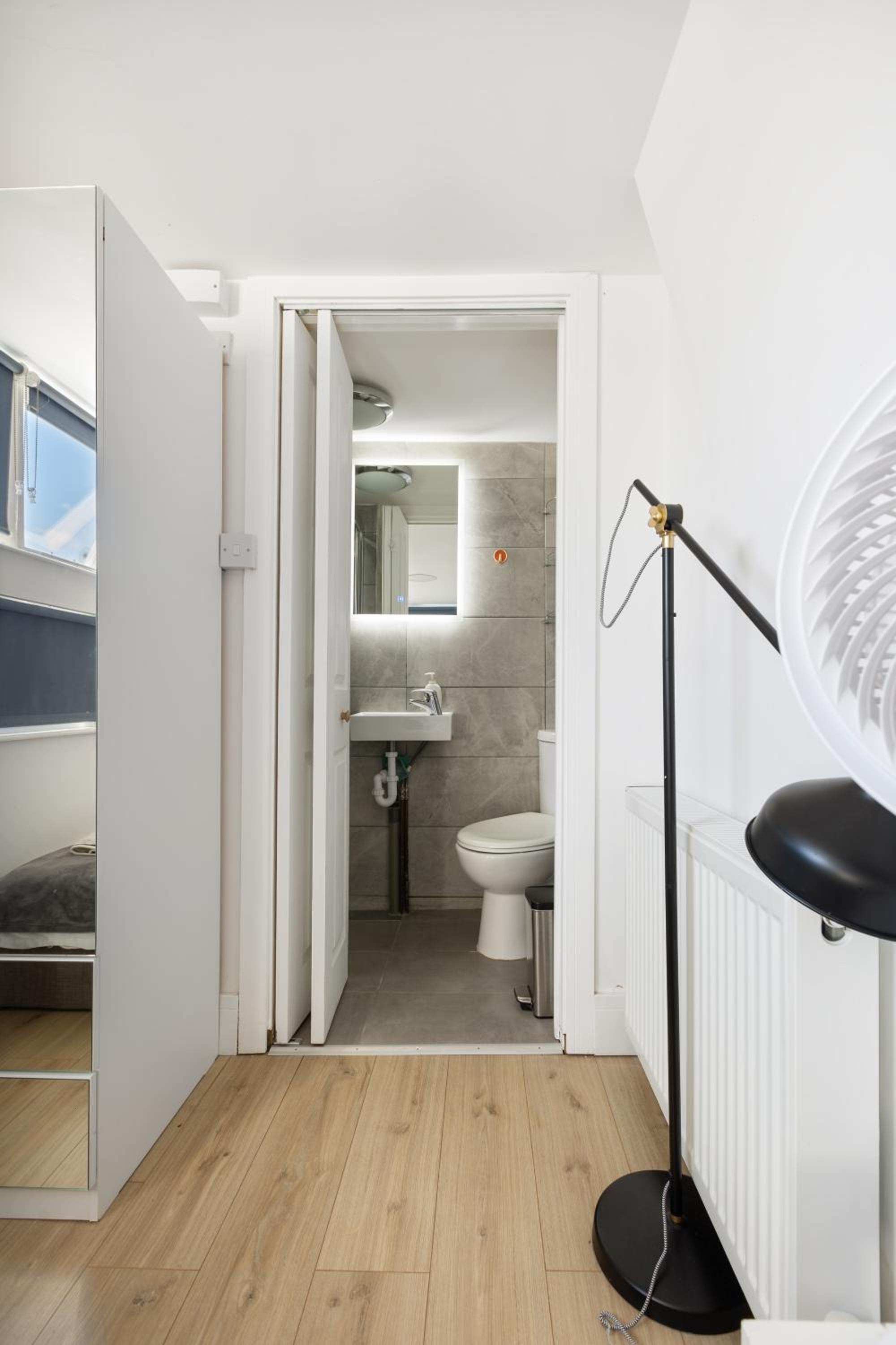 Modern flat & balcony in historic West Kensington
