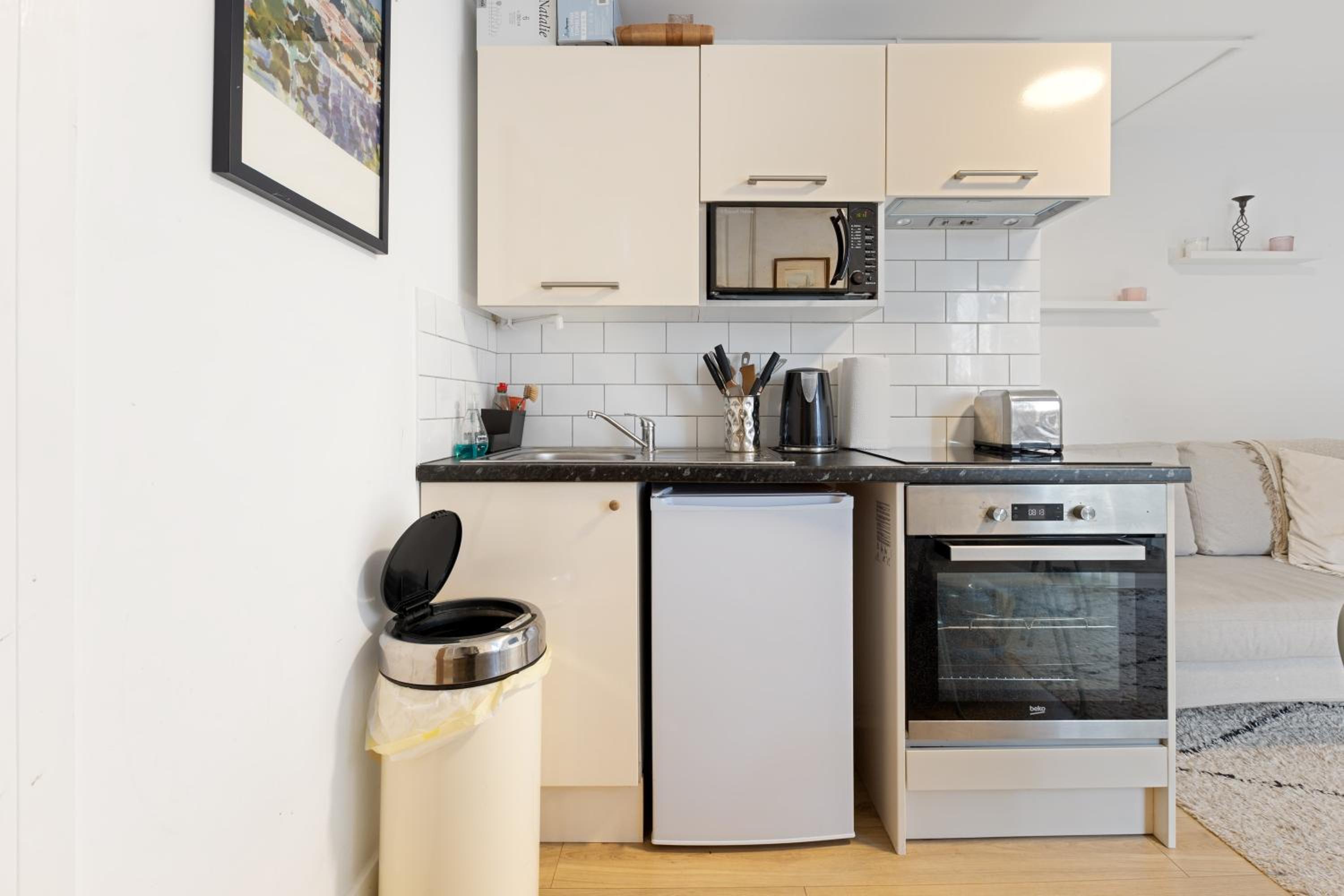 Modern flat & balcony in historic West Kensington
