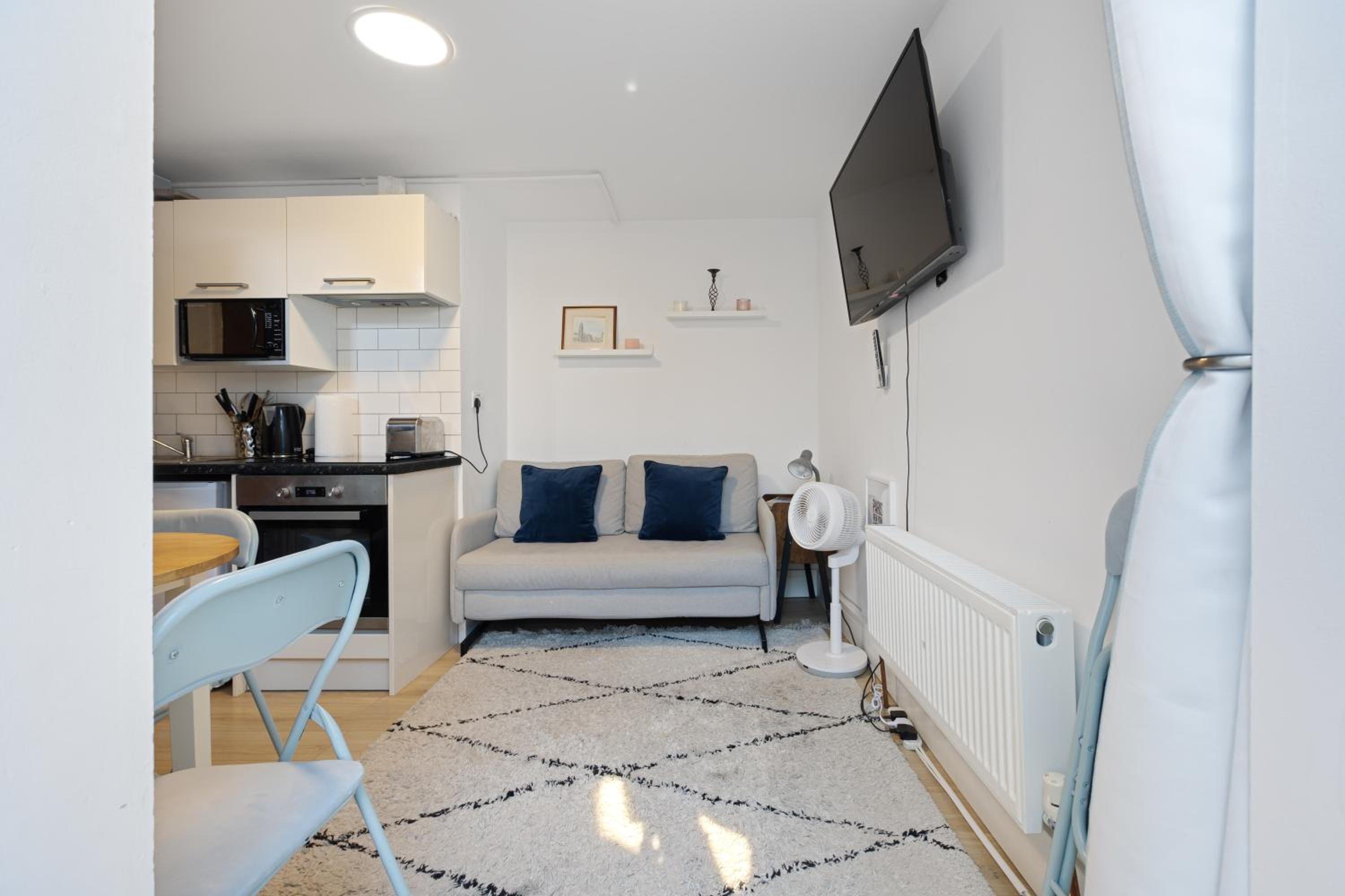 Modern flat & balcony in historic West Kensington
