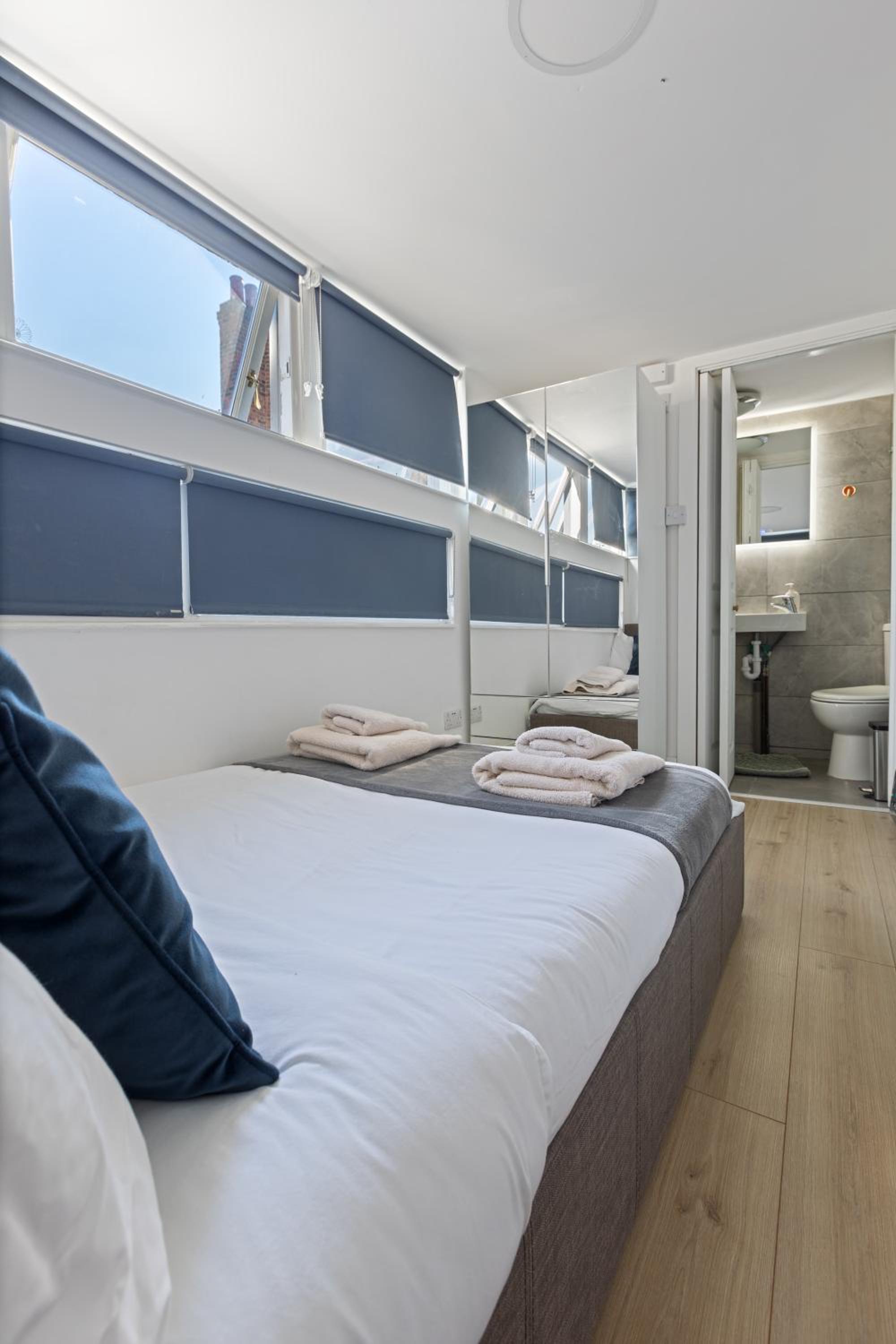 Modern flat & balcony in historic West Kensington