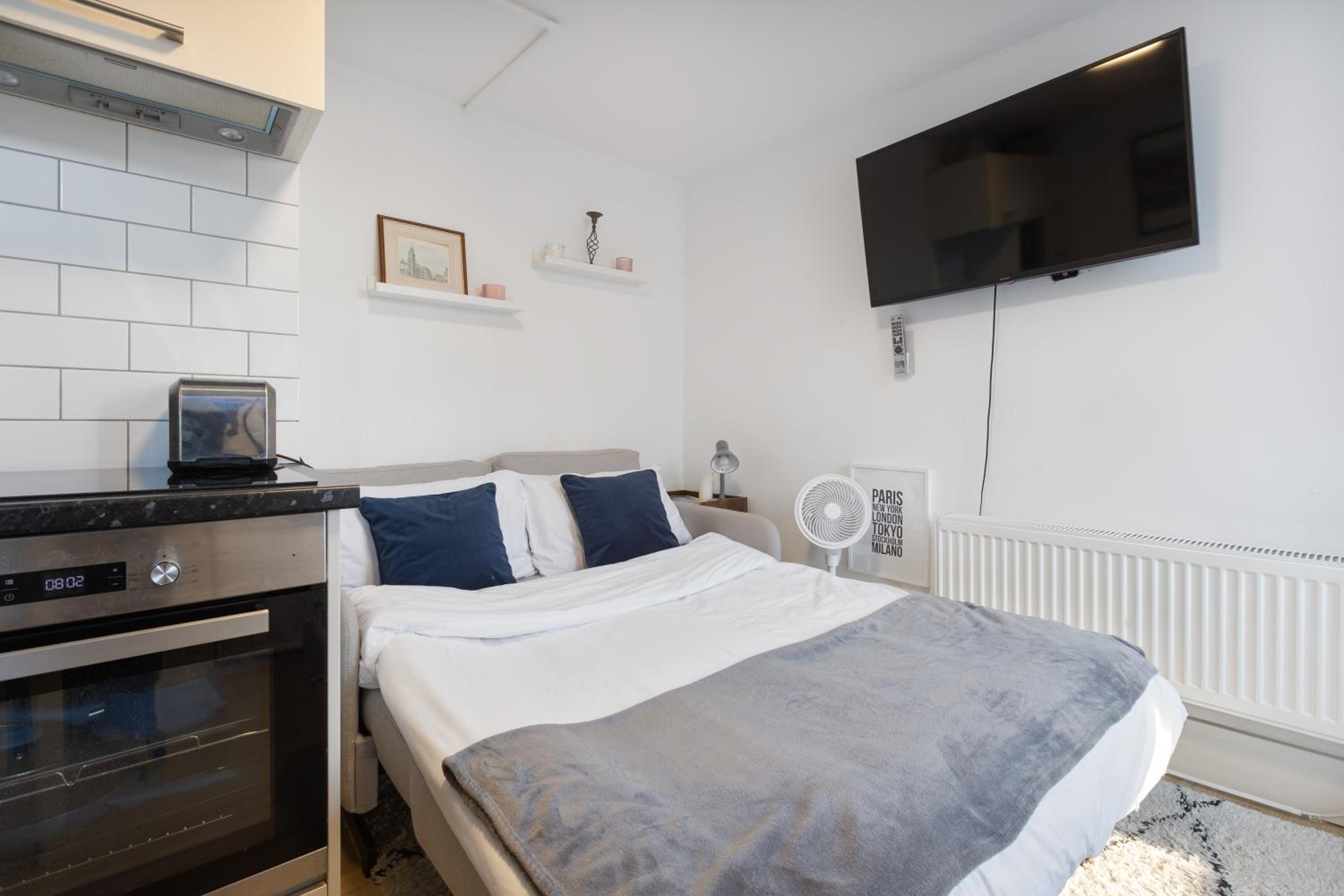 Modern flat & balcony in historic West Kensington