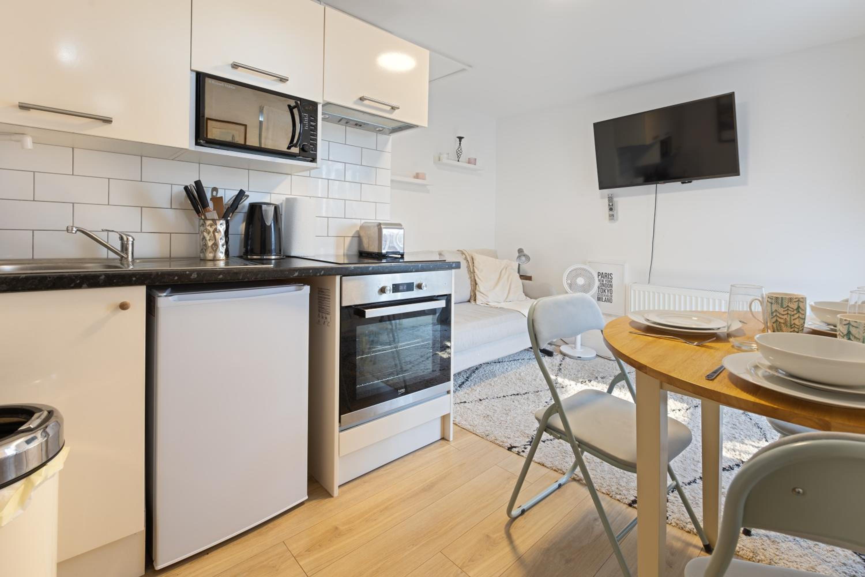 Modern flat & balcony in historic West Kensington
