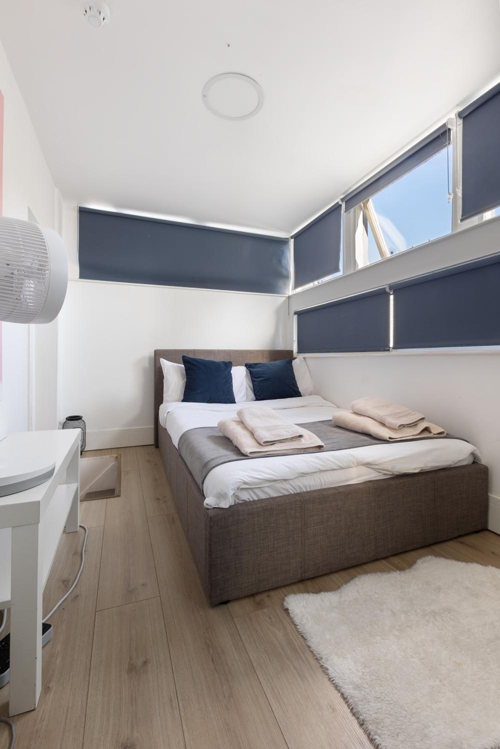 Modern flat & balcony in historic West Kensington