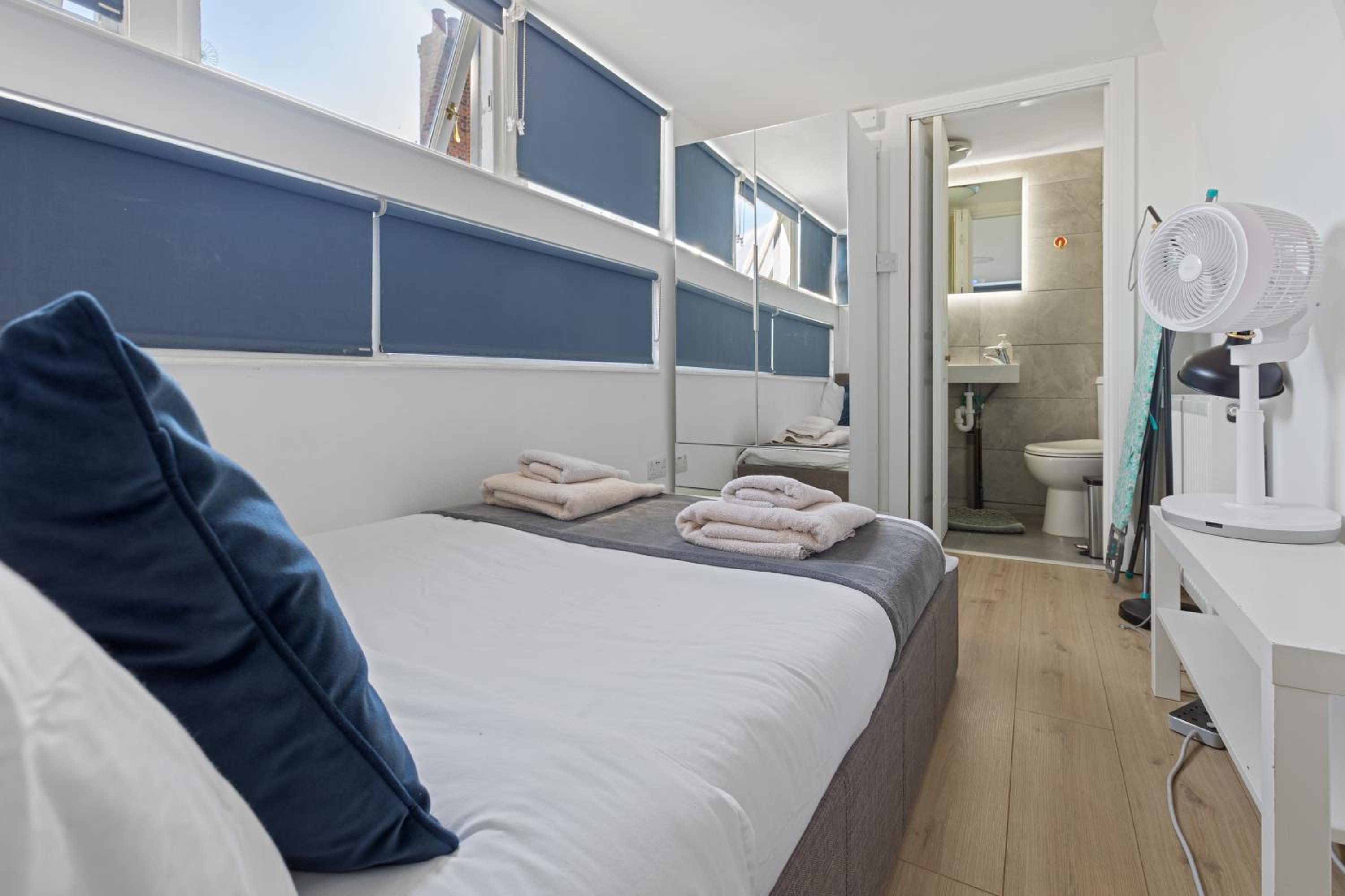 Modern flat & balcony in historic West Kensington