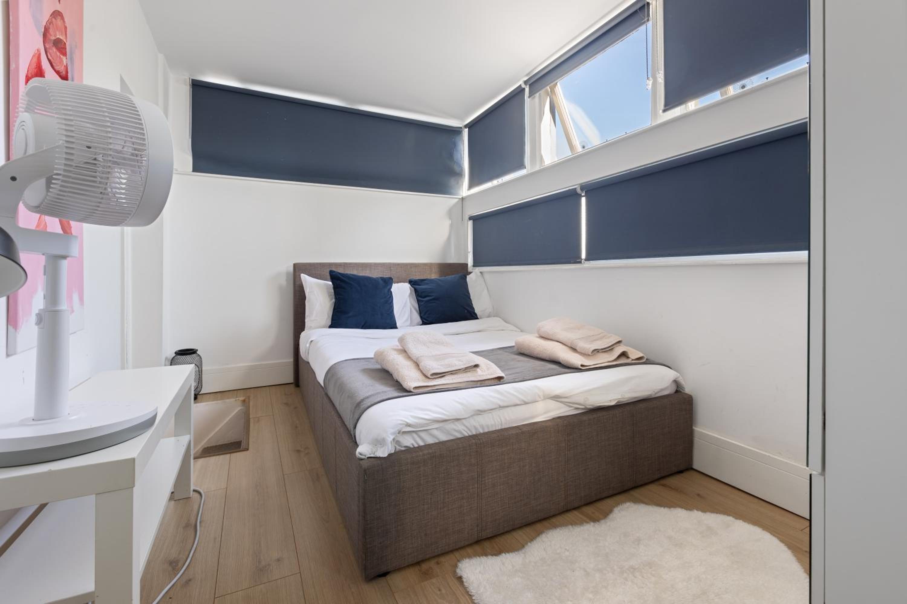 Modern flat & balcony in historic West Kensington