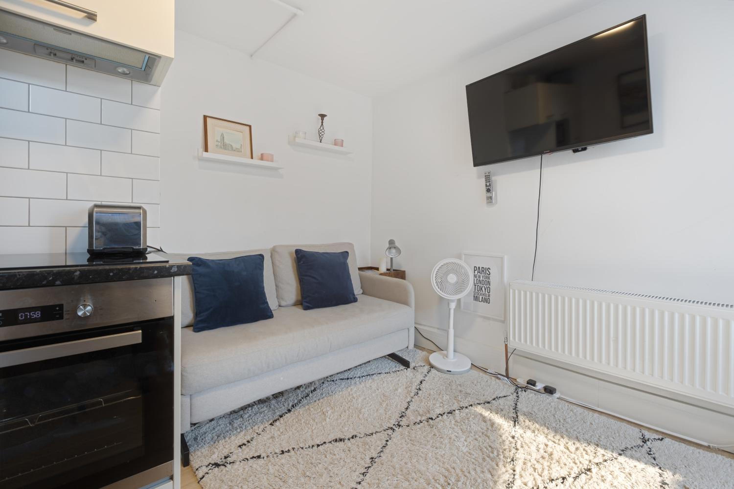 Modern flat & balcony in historic West Kensington