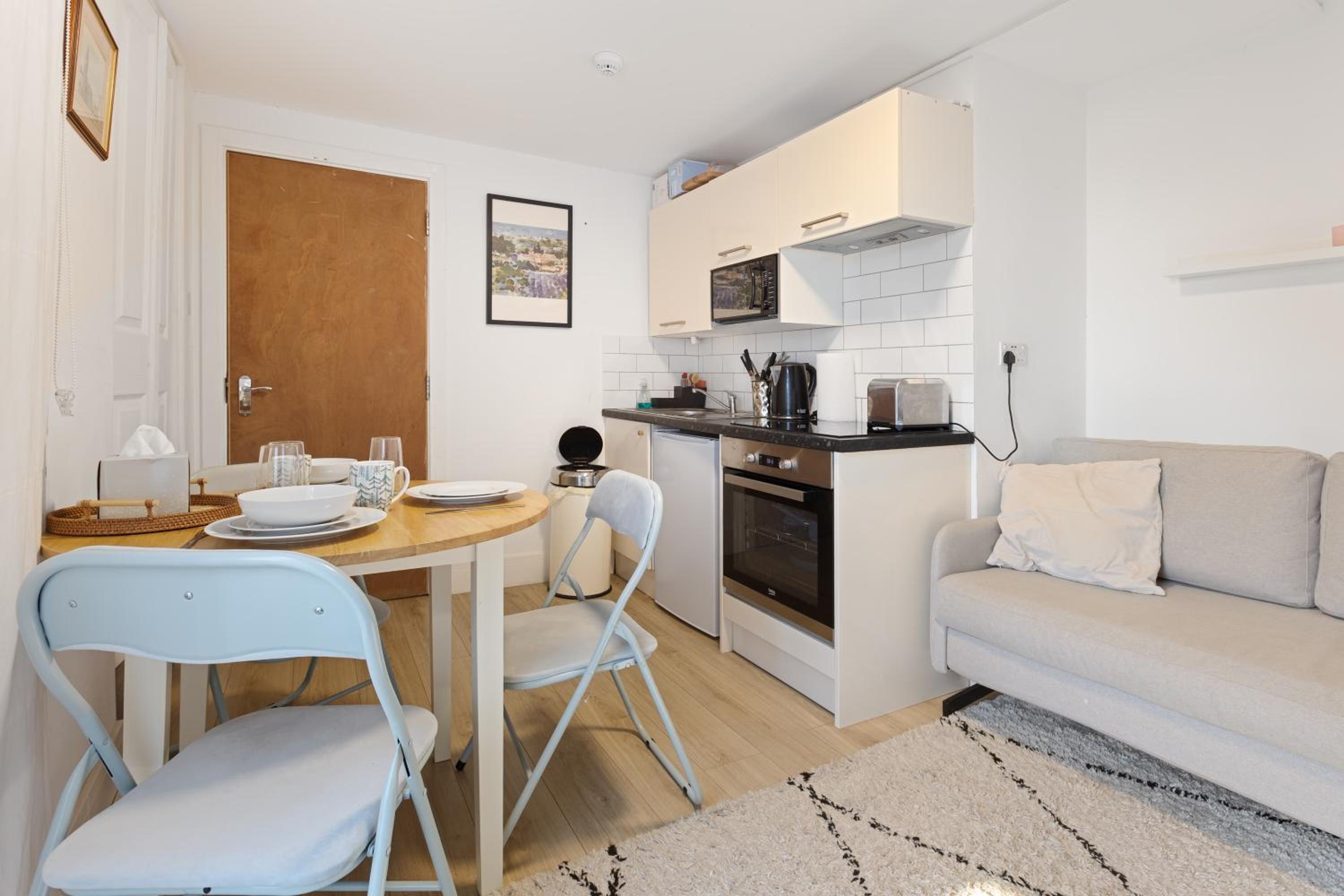 Modern flat & balcony in historic West Kensington