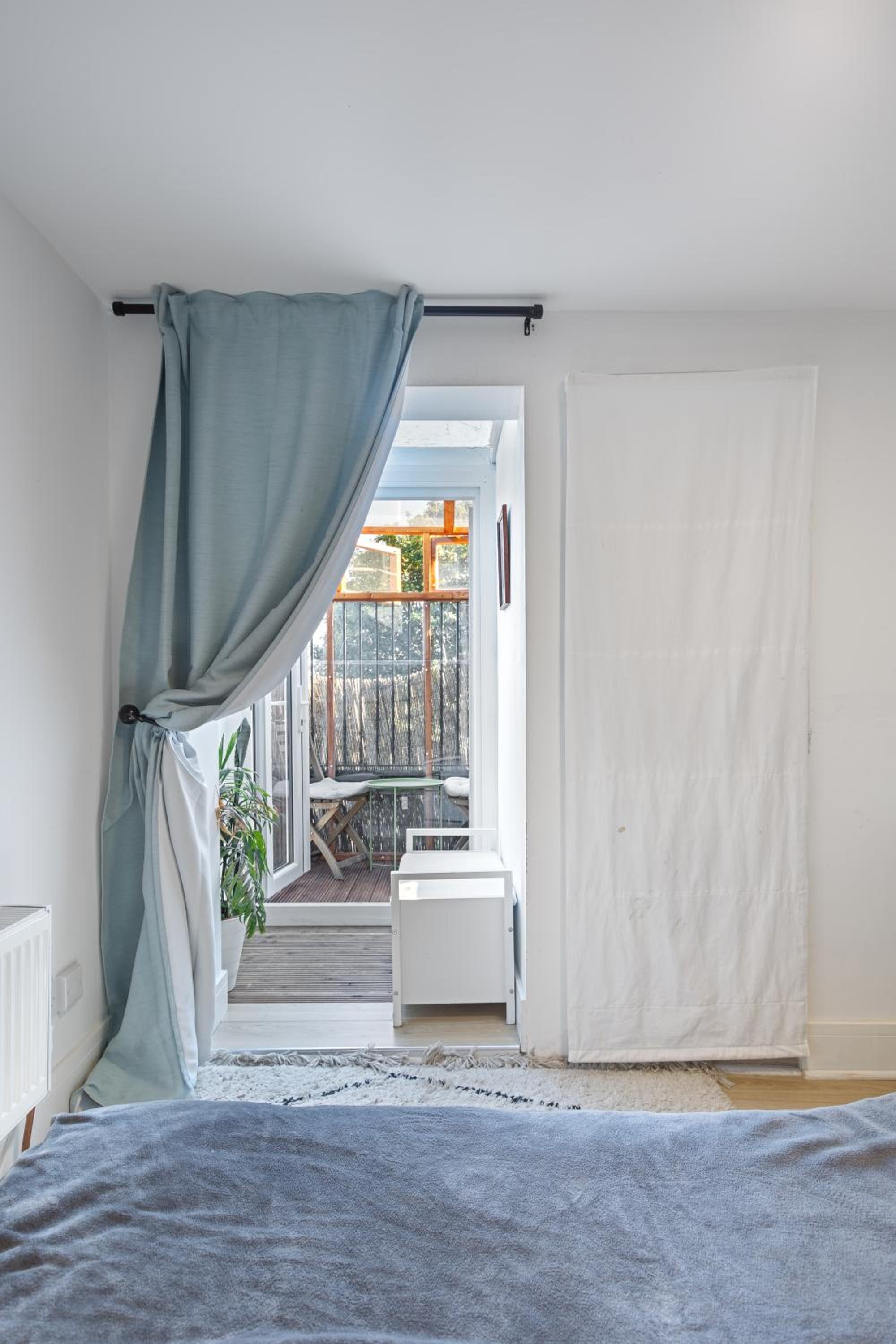 Modern flat & balcony in historic West Kensington