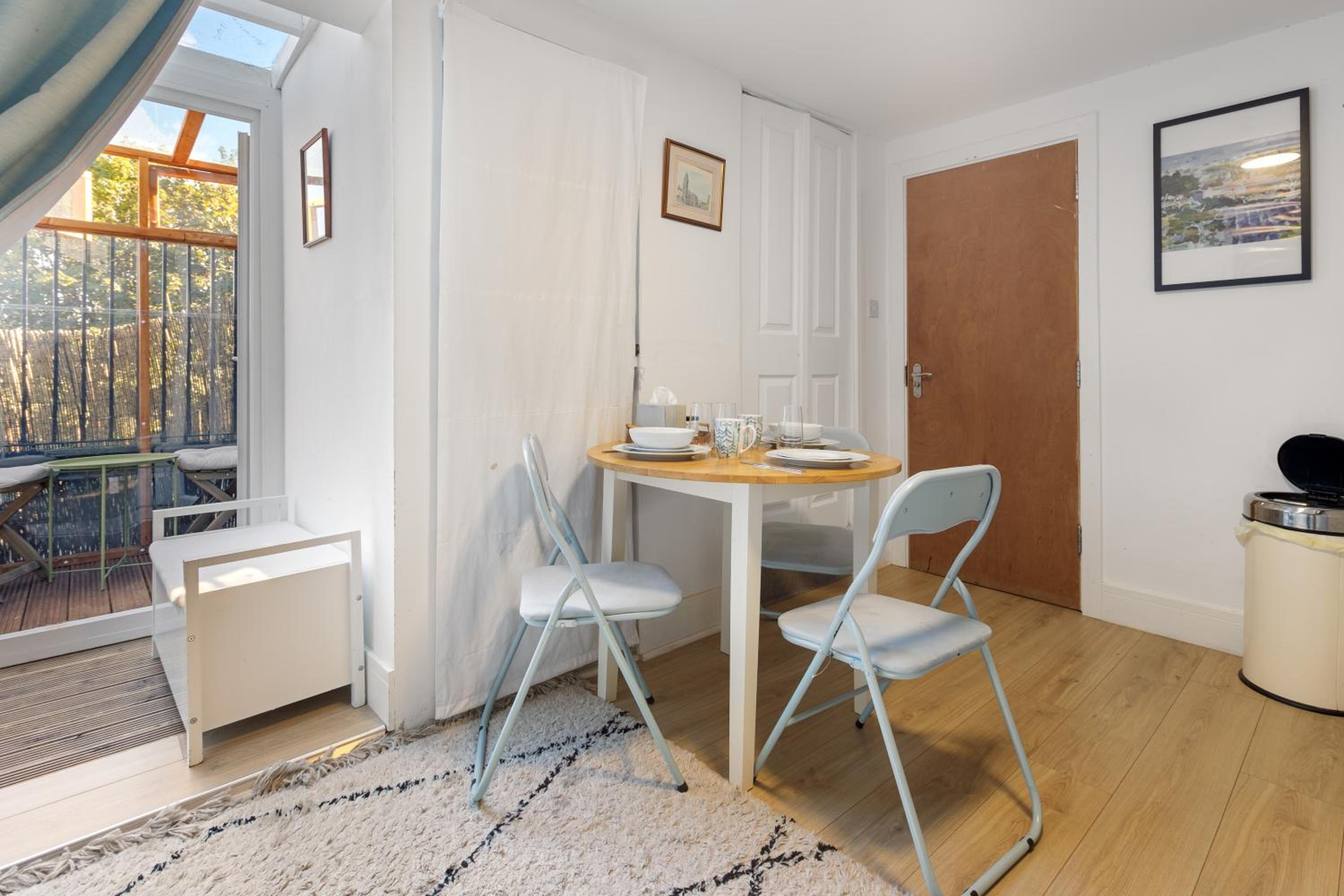 Modern flat & balcony in historic West Kensington