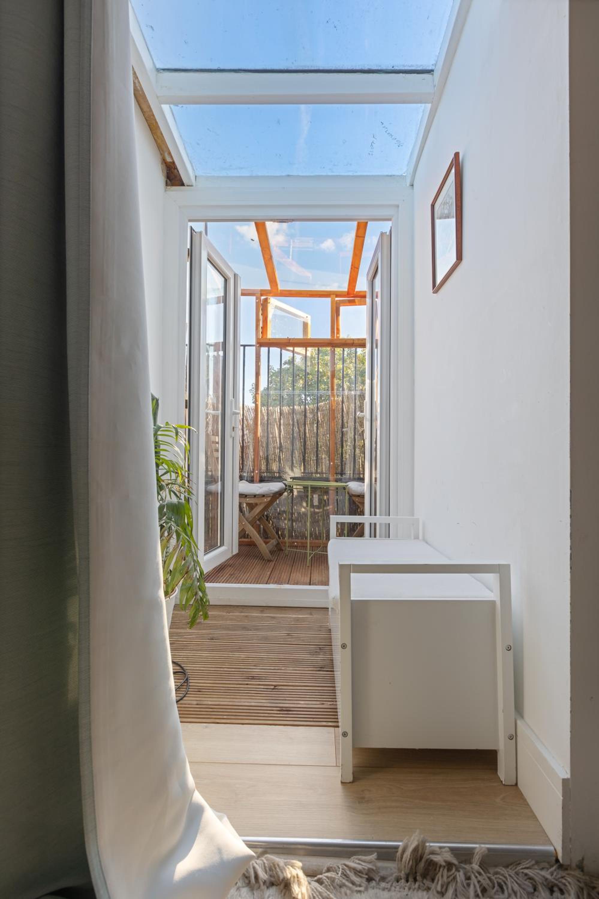 Modern flat & balcony in historic West Kensington