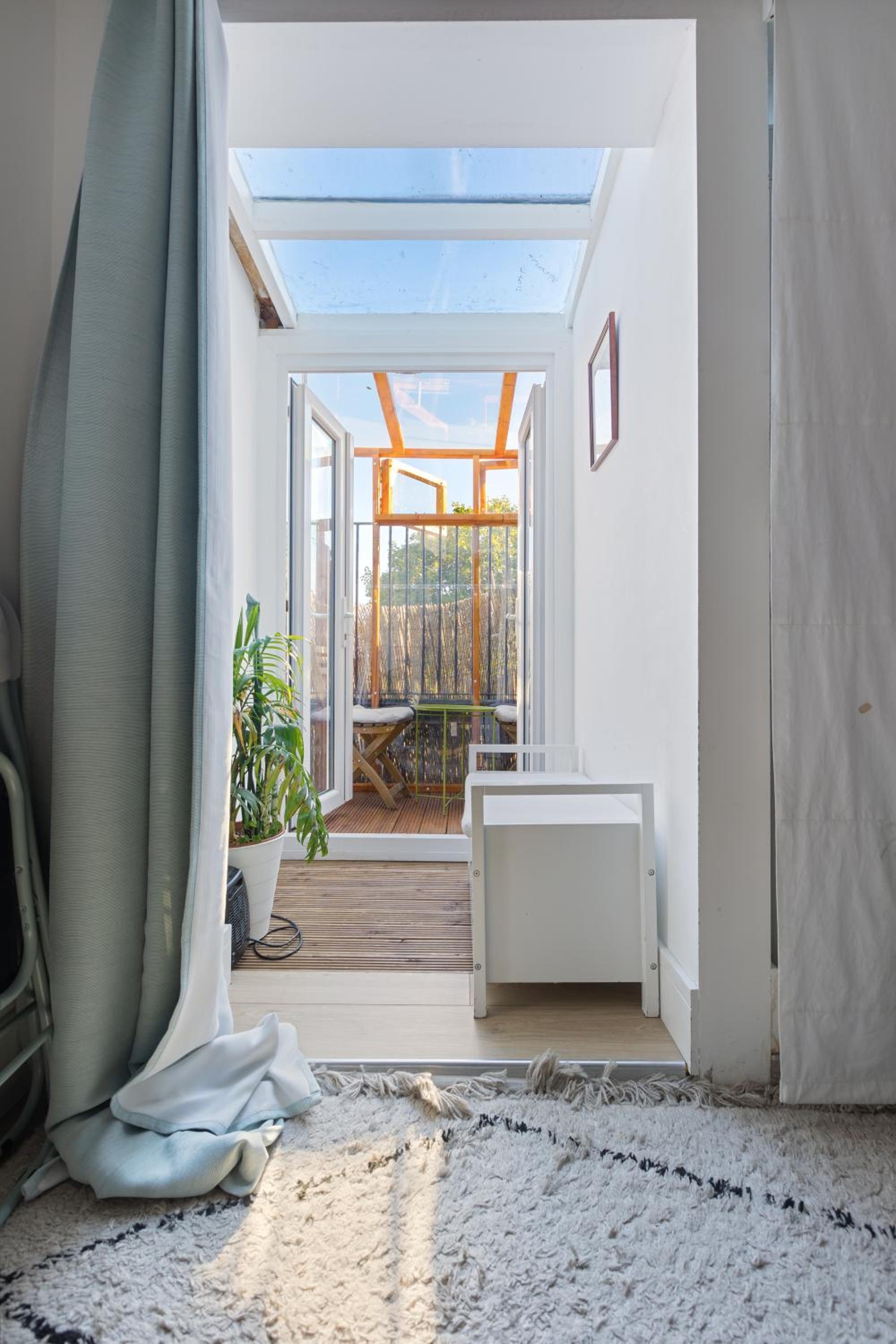 Modern flat & balcony in historic West Kensington