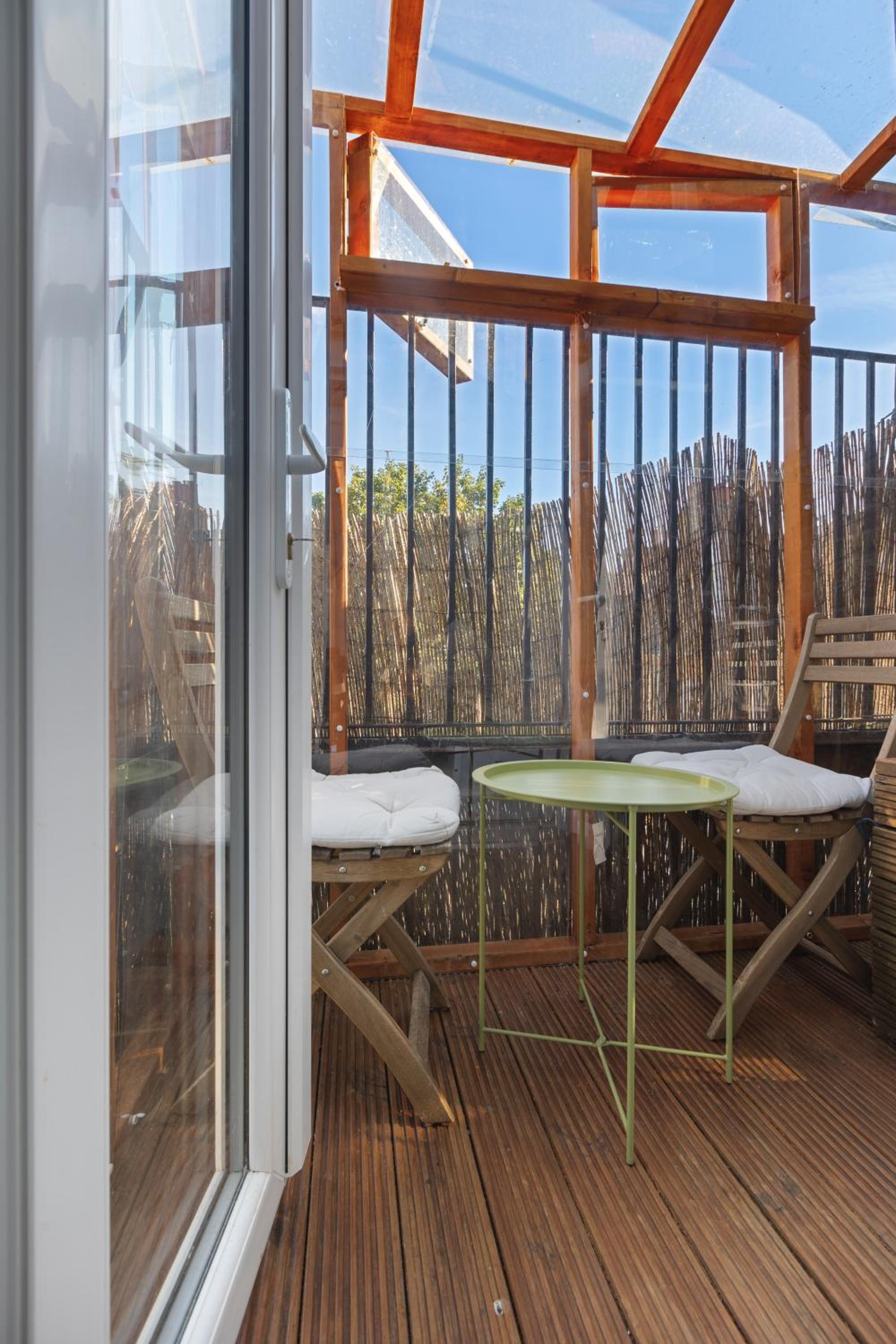 Modern flat & balcony in historic West Kensington