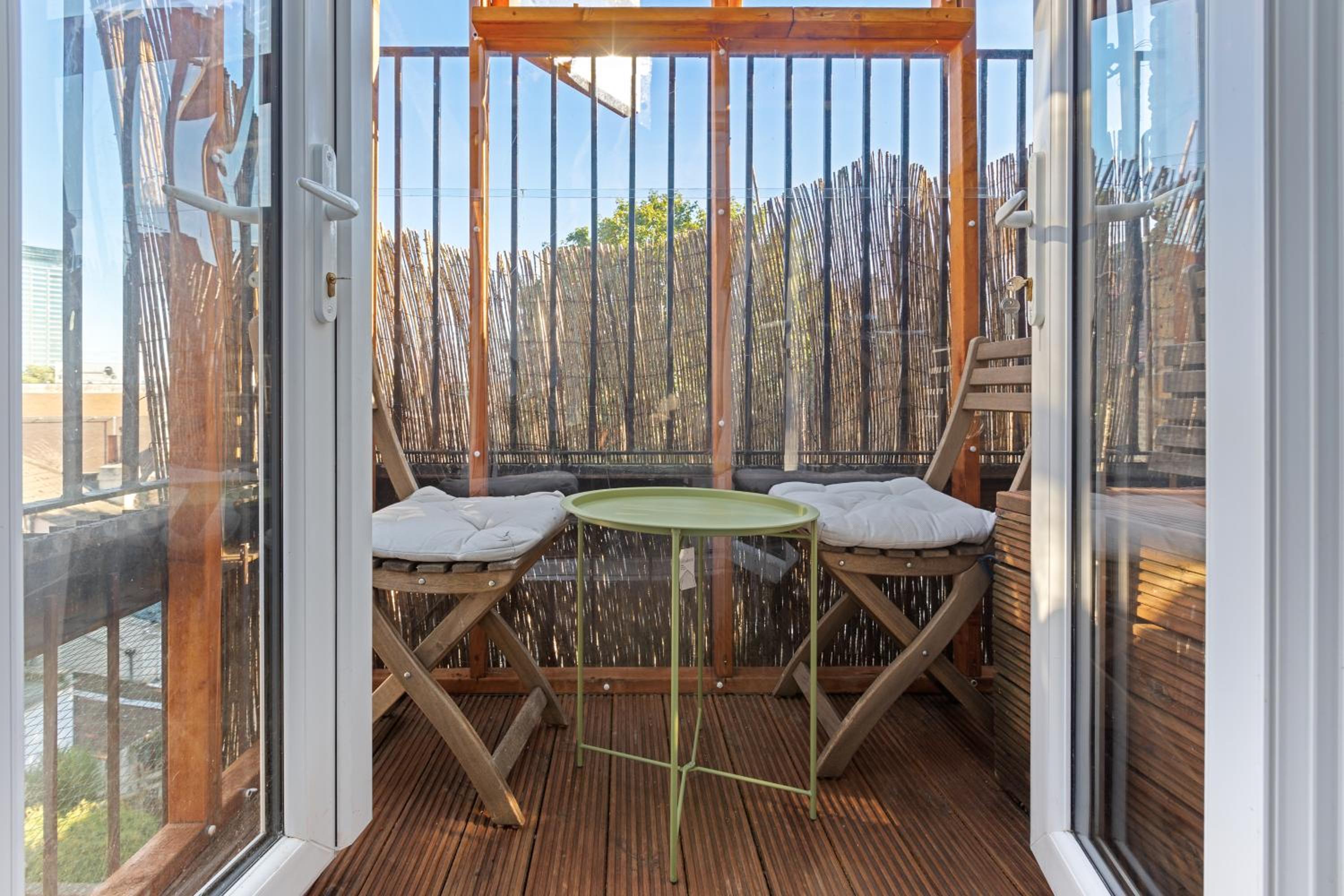 Modern flat & balcony in historic West Kensington