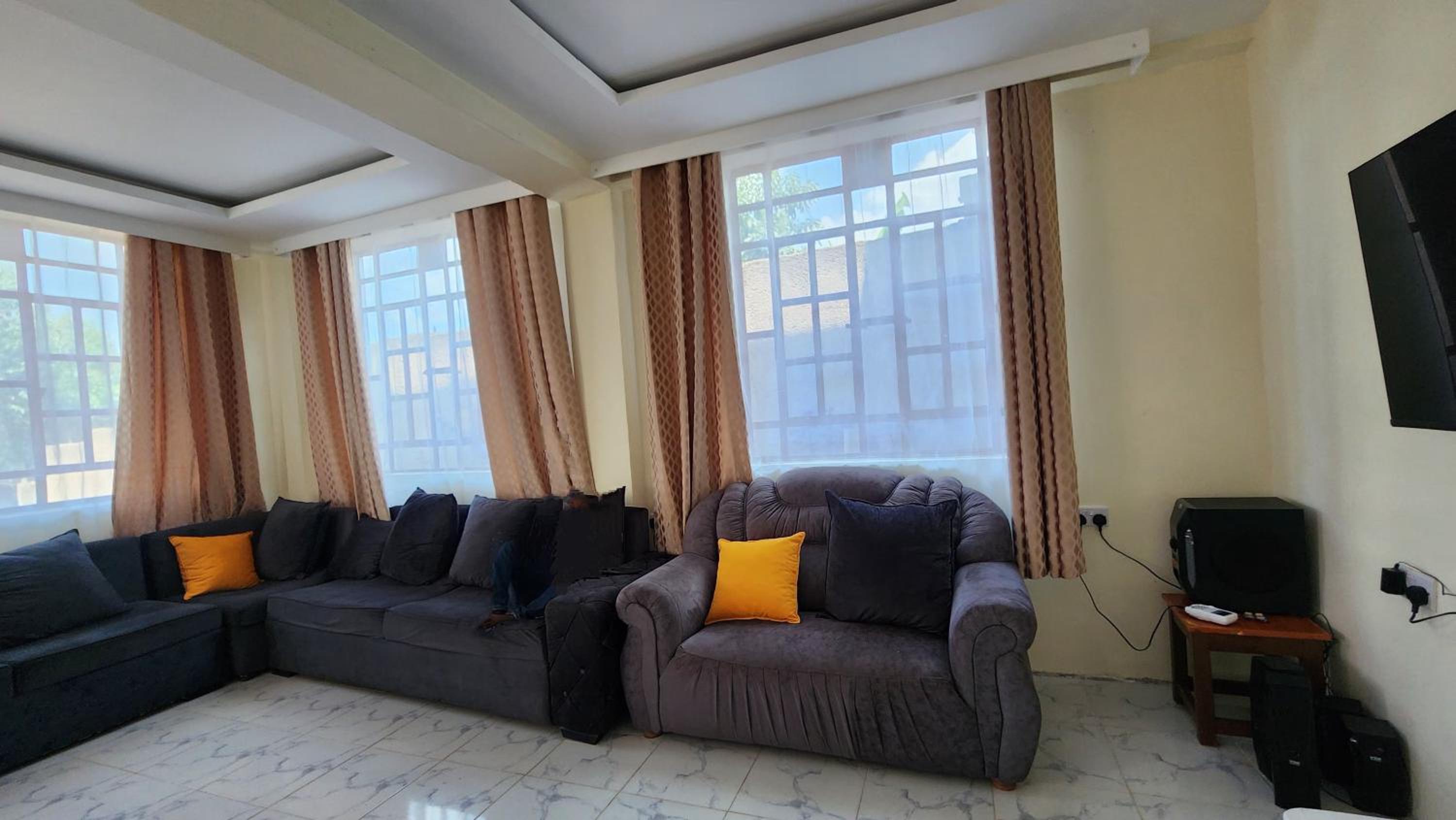 Cozy 4 Bedroom Holiday Home view 2