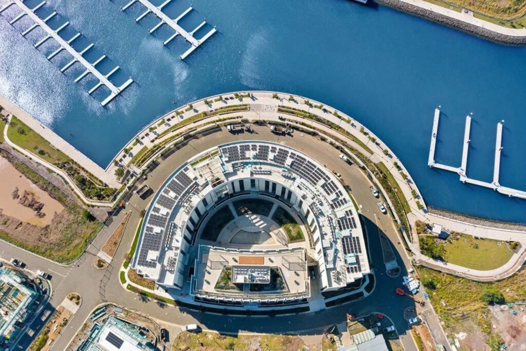 Marina View Comfy Ensuite Room With Private Host and Dogs SOLO Guest Only