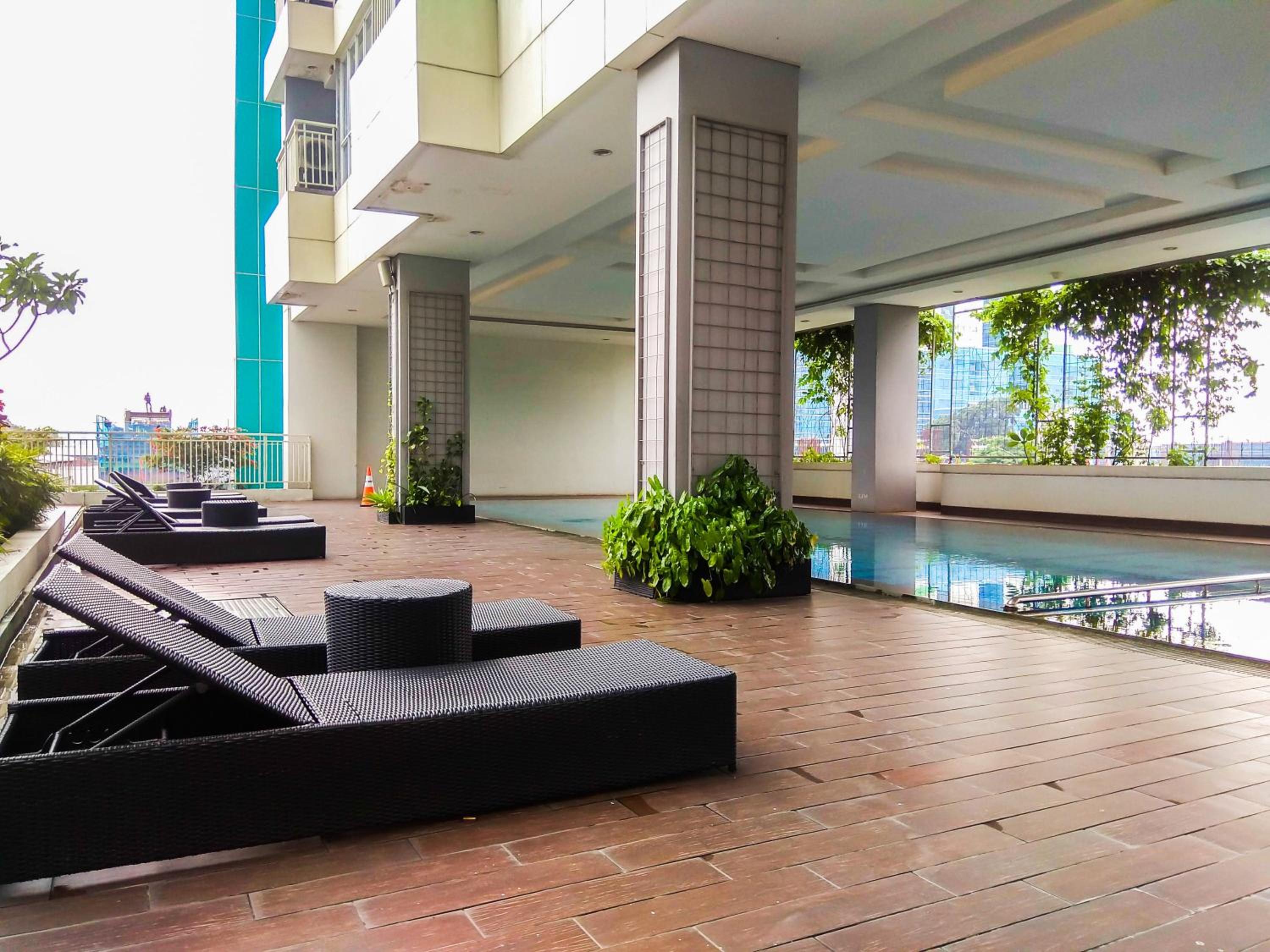 Fully Furnished with Comfortable Design Studio Apartment H Residence By Travelio