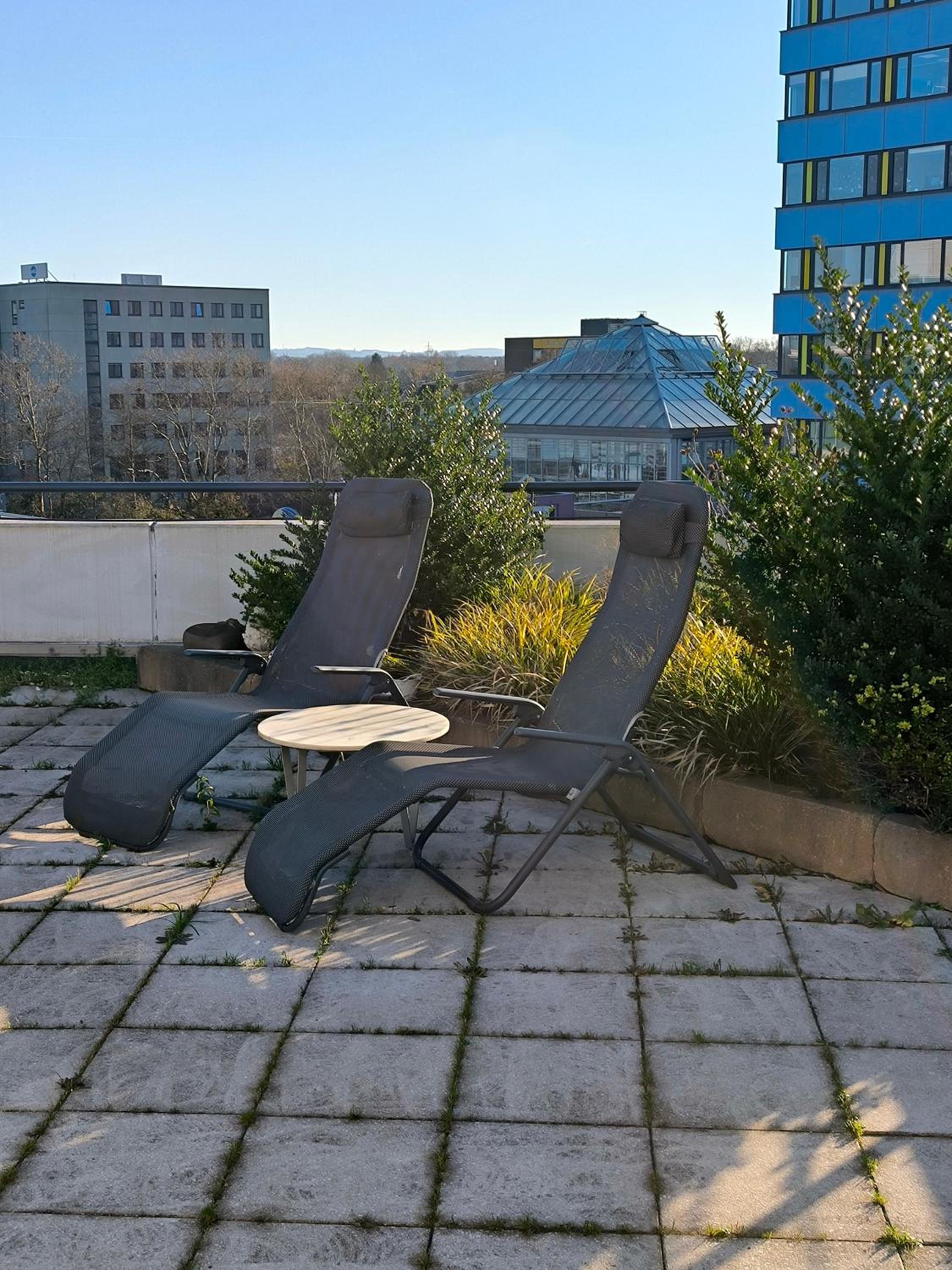 Im Herzen von Wiesdorf- Blick auf das BAYER-KREUZ -Appartement mit 2 Schlafzimmern & 3 Betten-für 4 Personen -Zentral gelegen - Friedrich Ebert Platz 5a , 