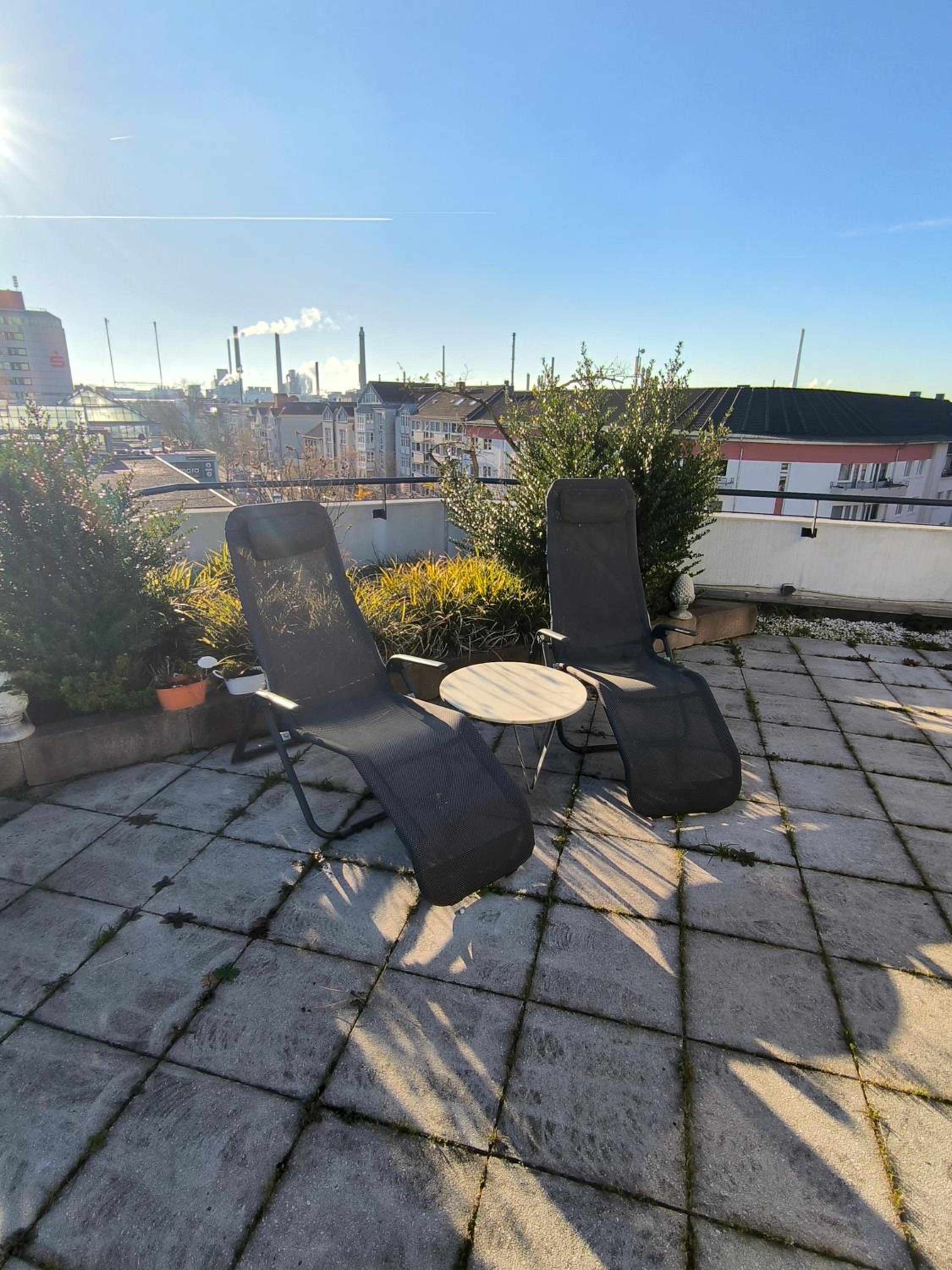 Im Herzen von Wiesdorf- Blick auf das BAYER-KREUZ -Appartement mit 2 Schlafzimmern & 3 Betten-für 4 Personen -Zentral gelegen - Friedrich Ebert Platz 5a , 