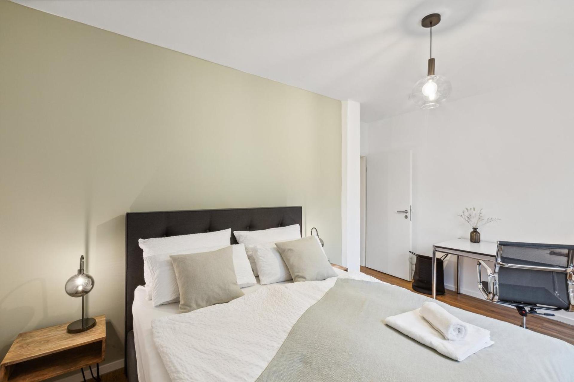 Apartment Kranich mit 3 Zimmern, top Infrastrukturlage HH Langenhorn, nähe Airport, Boxspringbetten und Arbeitsplätzen mit Glasfaser WLAN