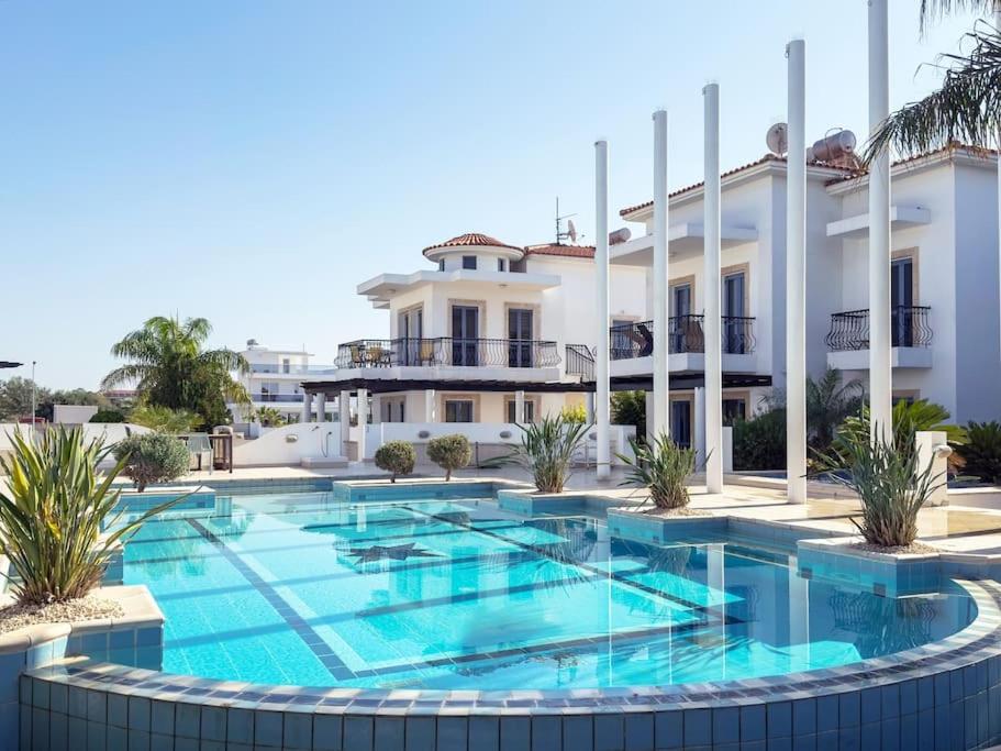 Cozy Beachside Apartment with Pool Access - Ideal for Relaxation