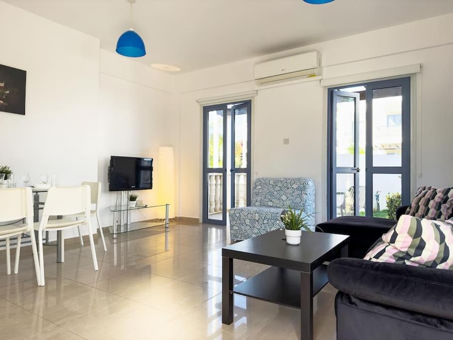 Cozy Beachside Apartment with Pool Access - Ideal for Relaxation