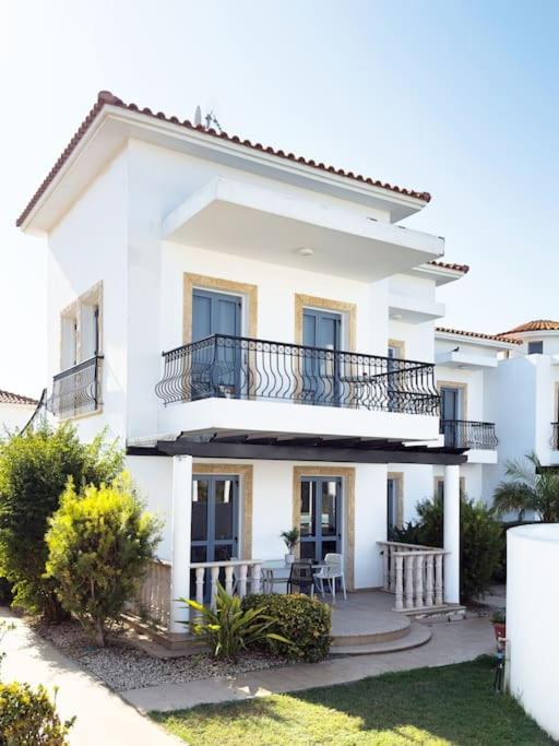 Cozy Beachside Apartment with Pool Access - Ideal for Relaxation