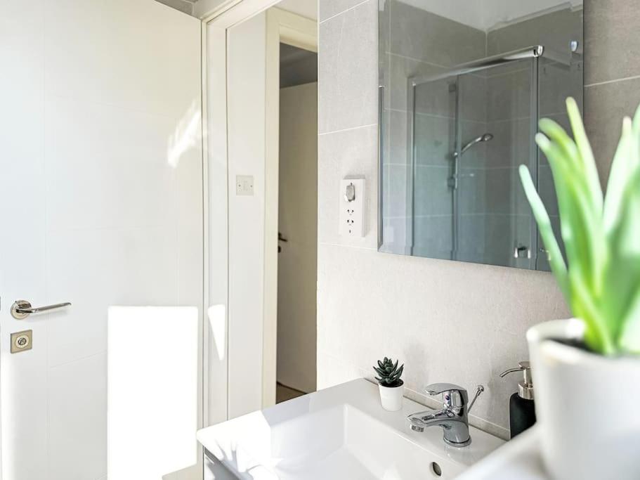 Cozy Beachside Apartment with Pool Access - Ideal for Relaxation