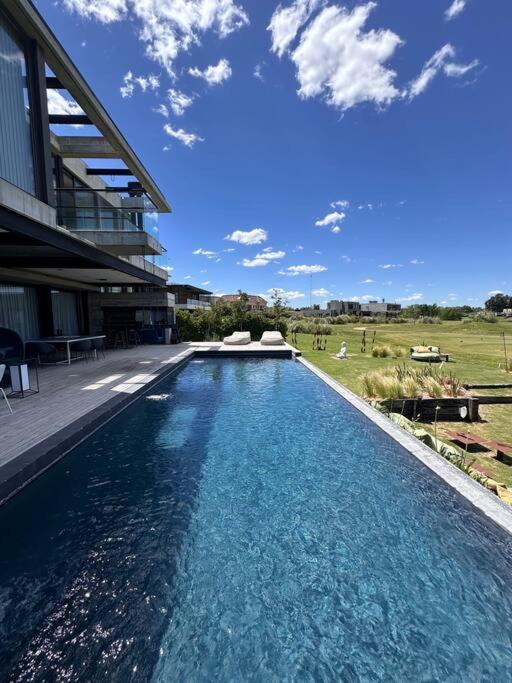 Casa Moderna Lago, Golf y Estilo