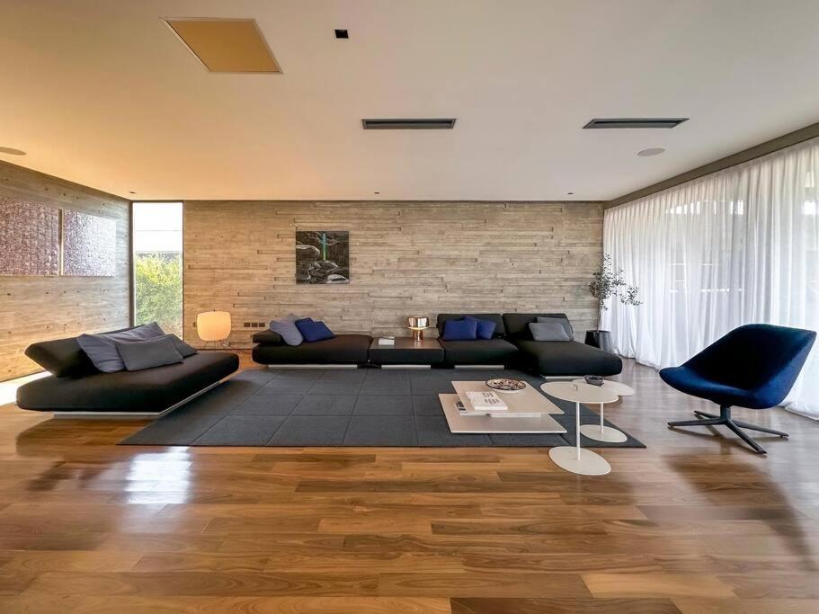 Casa Moderna Lago, Golf y Estilo