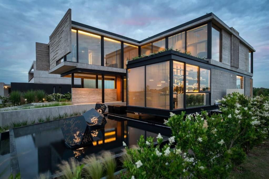 Casa Moderna Lago, Golf y Estilo