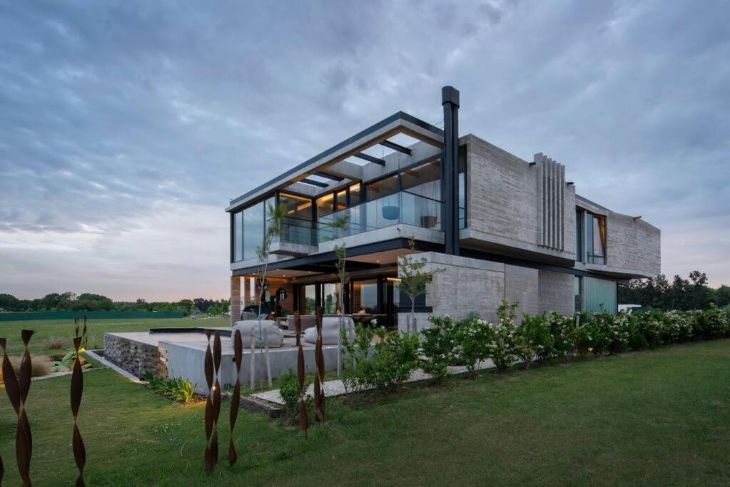 Casa Moderna Lago, Golf y Estilo