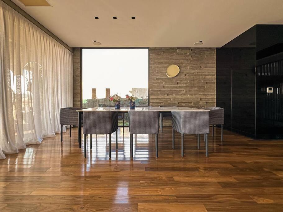 Casa Moderna Lago, Golf y Estilo
