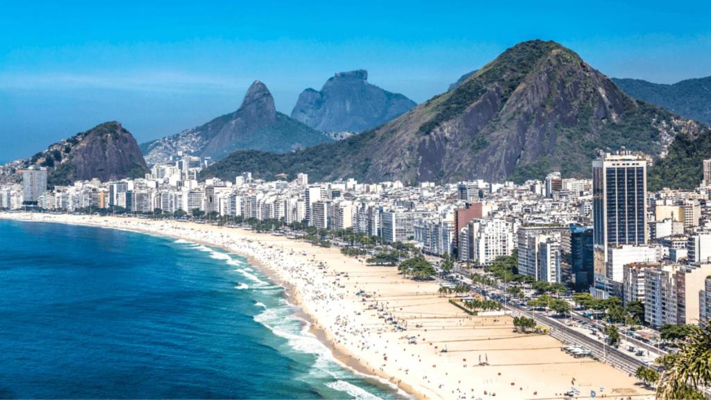 2 bedroom apartment with suite in Copacabana, block from the beach