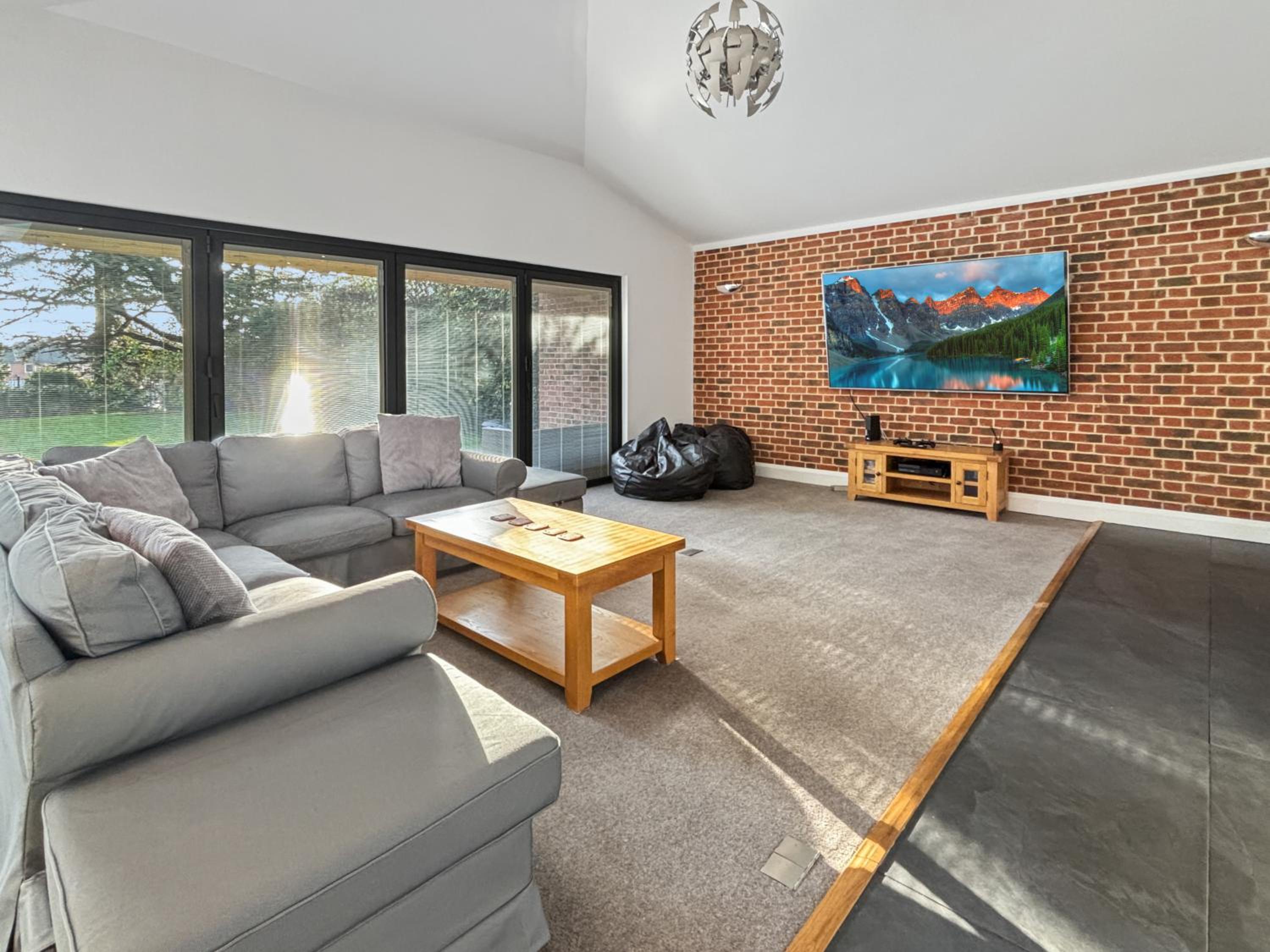 Potter House - Sleeps 8 - Keyworth, photo 2