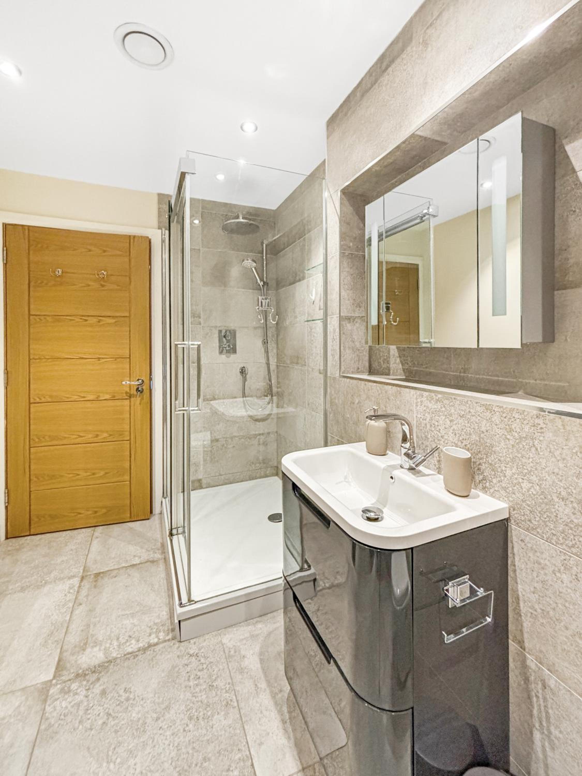 Potter House - Sleeps 8 - Keyworth, photo 9