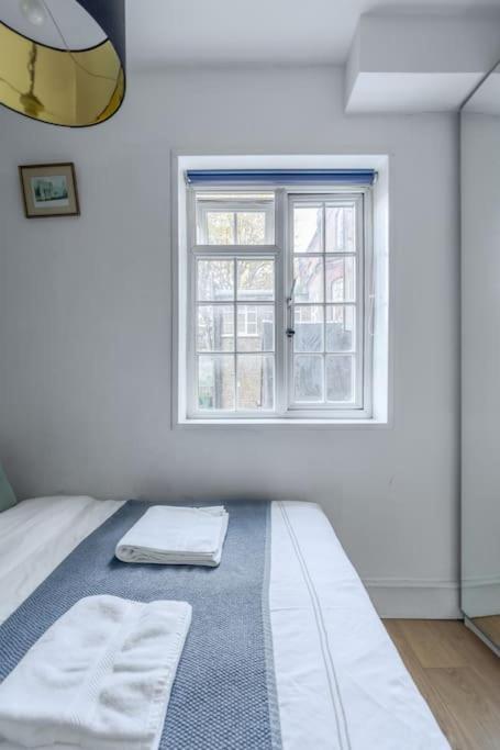 Studio Flat in Victorian West Kensington Mansion with balcony