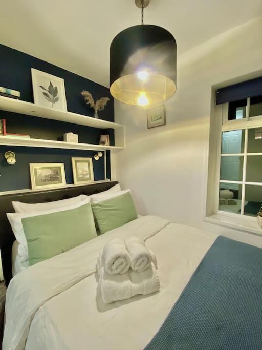 Studio Flat in Victorian West Kensington Mansion with balcony
