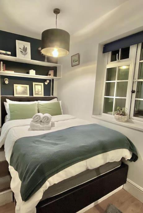 Studio Flat in Victorian West Kensington Mansion with balcony