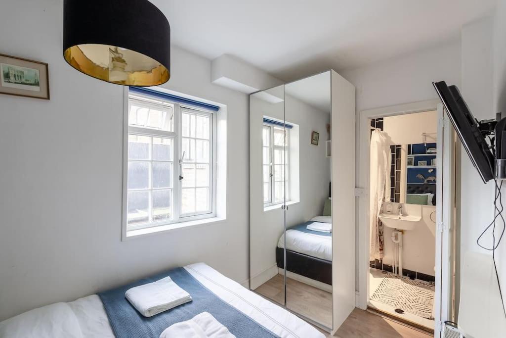 Studio Flat in Victorian West Kensington Mansion with balcony