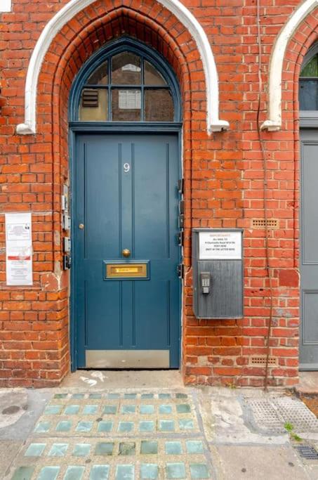 Studio Flat in Victorian West Kensington Mansion with balcony