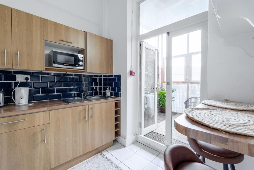 Studio Flat in Victorian West Kensington Mansion with balcony