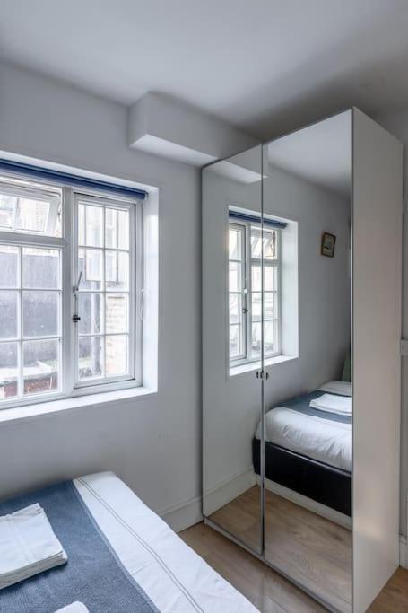Studio Flat in Victorian West Kensington Mansion with balcony