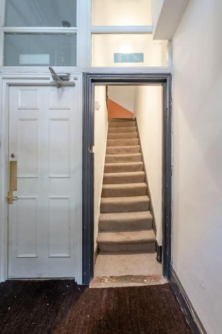 Studio Flat in Victorian West Kensington Mansion with balcony